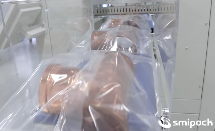 Envolvé componentes rígidos y piezas como las tees de cobre.