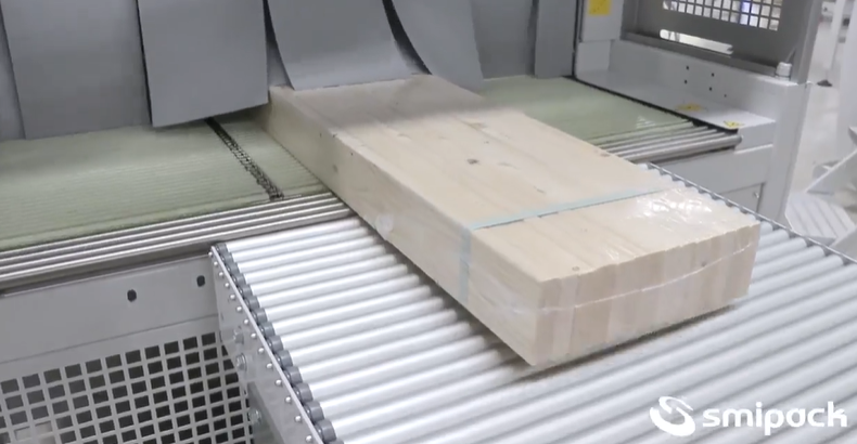 Envolvedora automática con film termocontraíble para paneles de madera, modelo BP1102AS TC, Smipack.